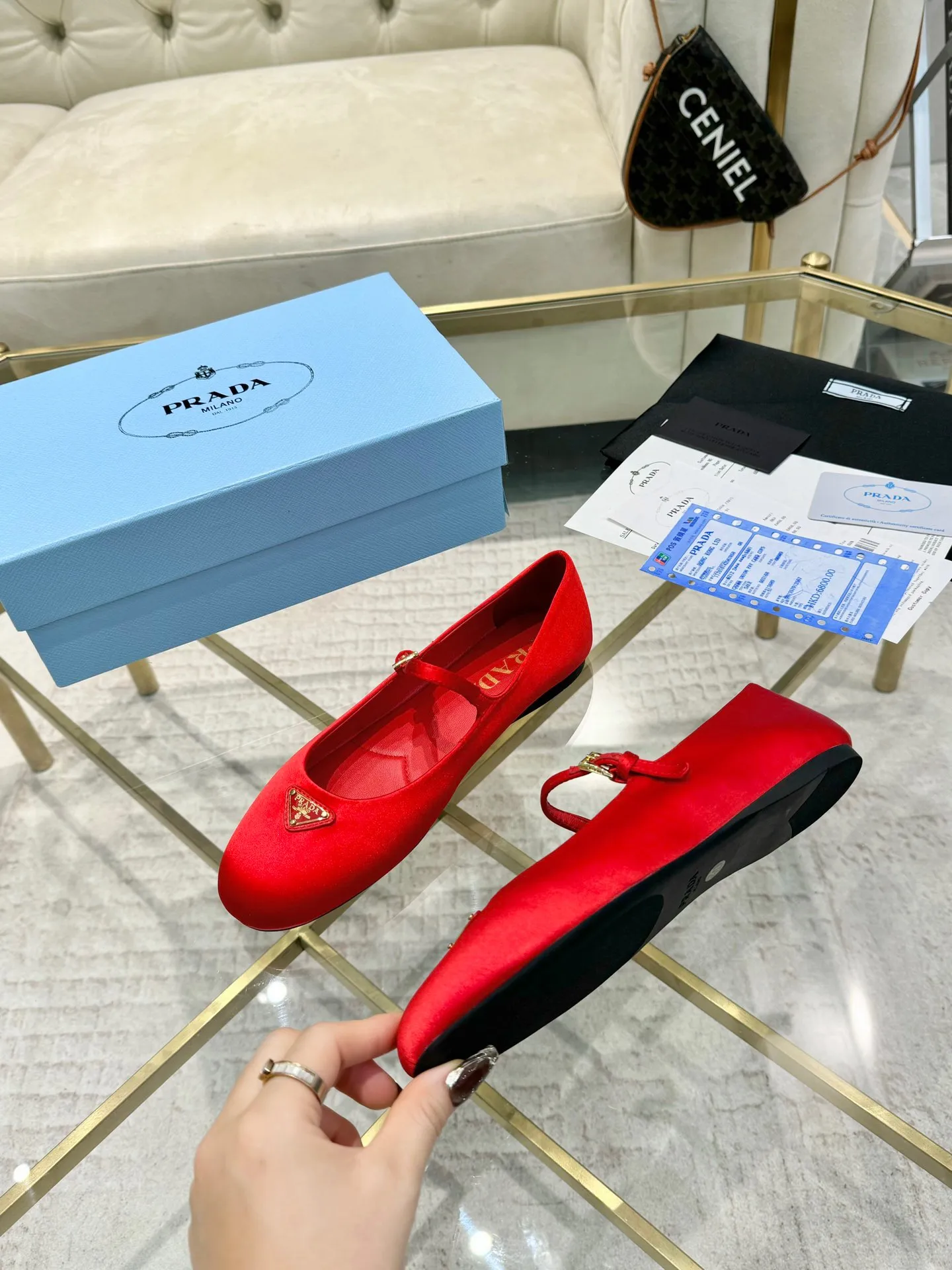 👟👟Ex-factory price 500👟👟 New arrival 👉Ready stock👈Remove the original board and make a 1:1 replica‼ ️ Highest version 2024 Prada early autumn catwalk hot style 😘 Latest autumn style Flat-soled travel series Original 1:1 mold outsole, a must-have for goddesses, super comfortable on the feet, reducing age 👉 The upper is made of imported original velvet, soft and textured, lining + foot pads, imported sheepskin lining, breathable and comfortable, private molded buckles (all original logos), packaging process Code number 35M-39M (40 41 customized, non-refundable and non-exchangeable)✅